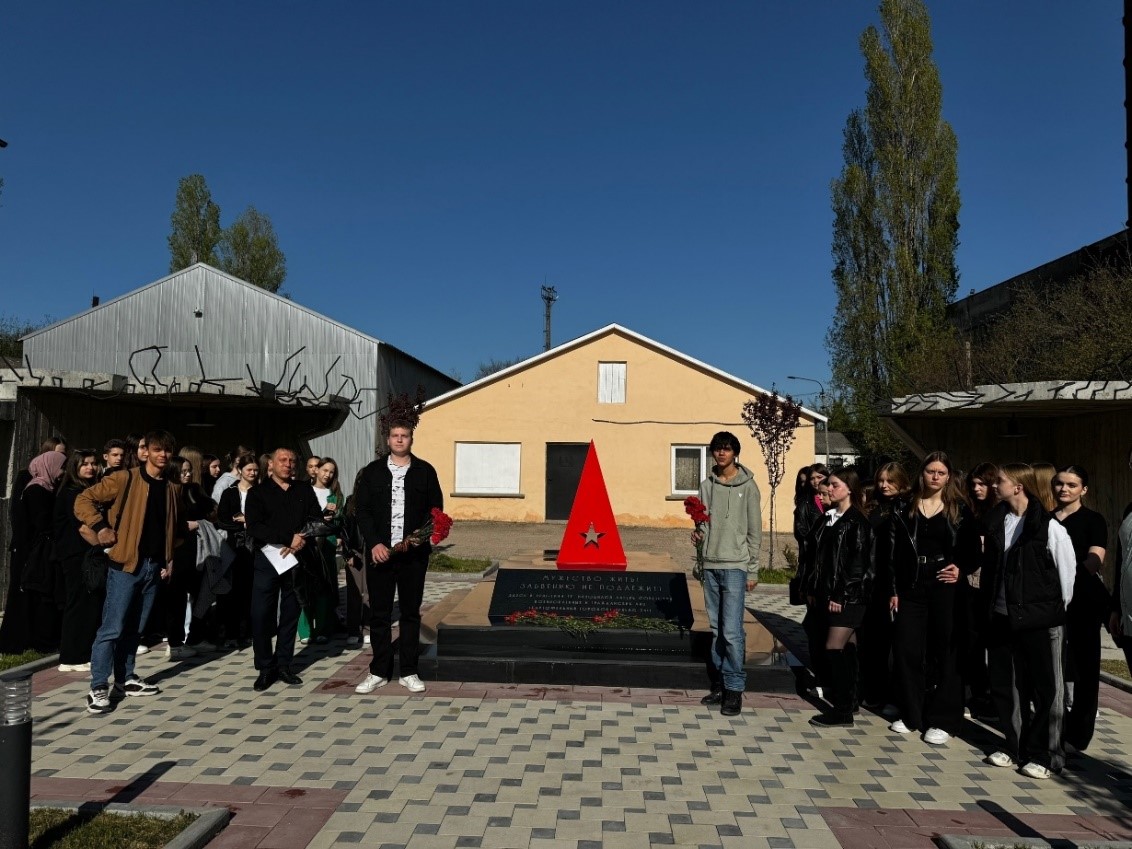 Преподавателями была организована учебная экскурсия в мемориальный сквер, построенный на месте бывшего нацистского лагеря «Картофельный городок»